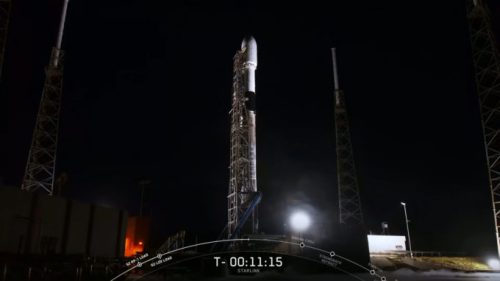 La fusée sur son pas de tir, onze minutes avant le décollage. // Source : SpaceX