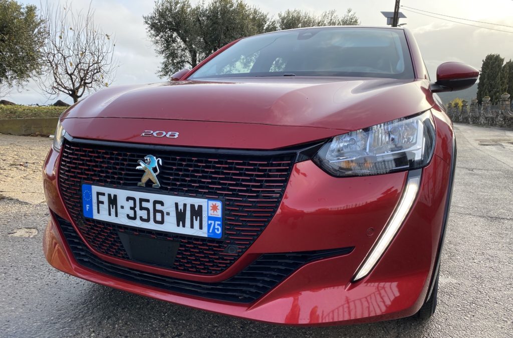 Avant de la Peugeot e-208 (finition Allure) // Source : Maxime Claudel pour Numerama 