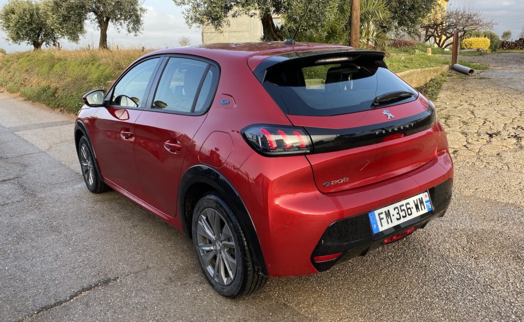 Arrière de la Peugeot e-208 // Source : Maxime Claudel pour Numerama Arrière de la Peugeot e-208 // Source : Maxime Claudel pour Numerama