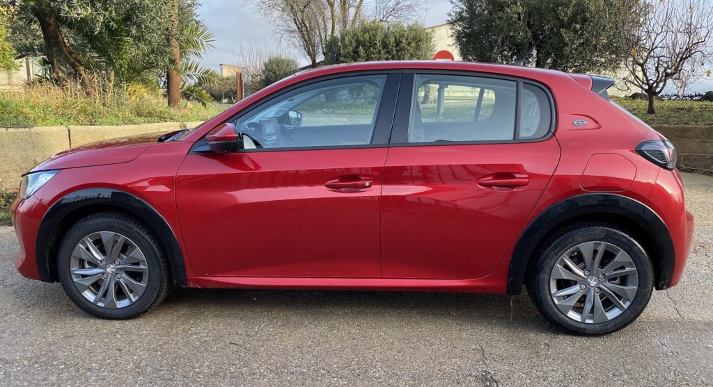 La Peugeot e-208 (vue de profil) // Source : Maxime Claudel pour Numerama La Peugeot e-208 (vue de profil) // Source : Maxime Claudel pour Numerama
