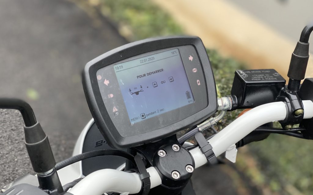 L'écran du scooter Peugeot e-Ludix // Source : Maxime Claudel pour Numerama