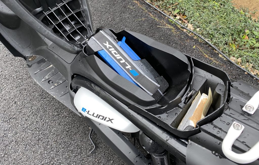 Le compartiment de la batterie du scooter Peugeot e-Ludix // Source : Maxime Claudel pour Numerama