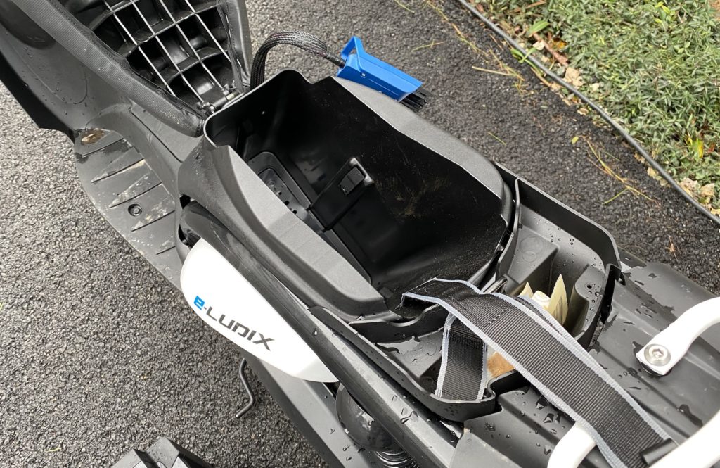 Le compartiment de la batterie du scooter Peugeot e-Ludix (sans la batterie) // Source : Maxime Claudel pour Numerama