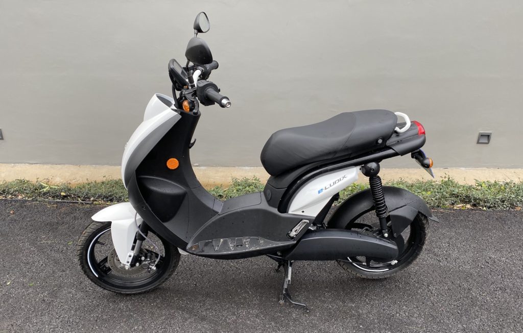 Le profil du scooter Peugeot e-Ludix // Source : Maxime Claudel pour Numerama Le profil du scooter Peugeot e-Ludix // Source : Maxime Claudel pour Numerama