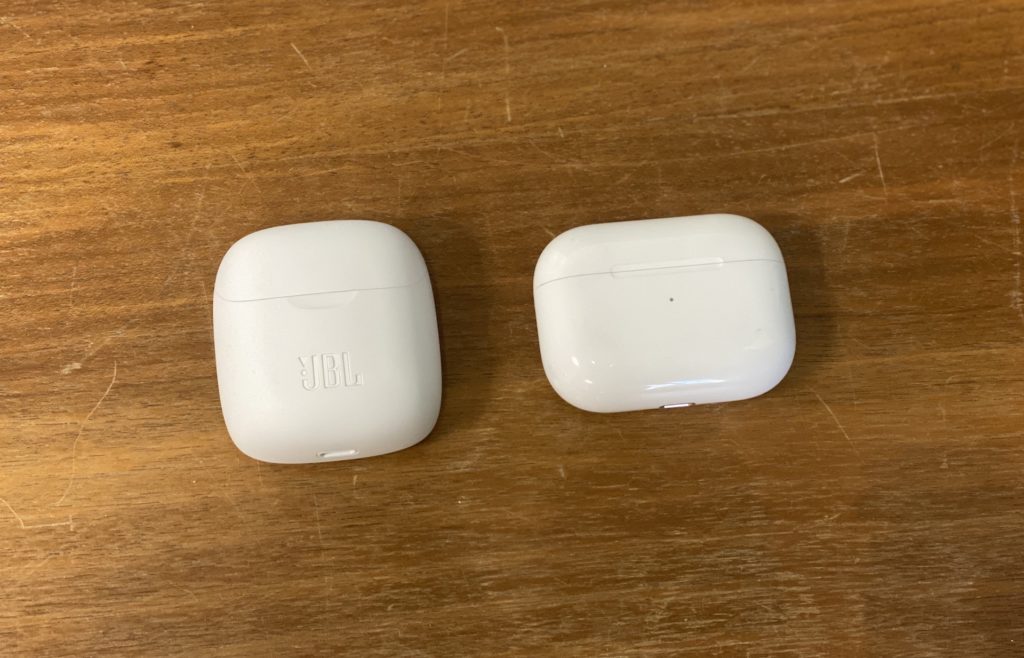 Boîtier JBL Tune 220TWS versus boîtier AirPods Pro // Source : Maxime Claudel pour Numerama Boîtier JBL Tune 220TWS versus boîtier AirPods Pro // Source : Maxime Claudel pour Numerama