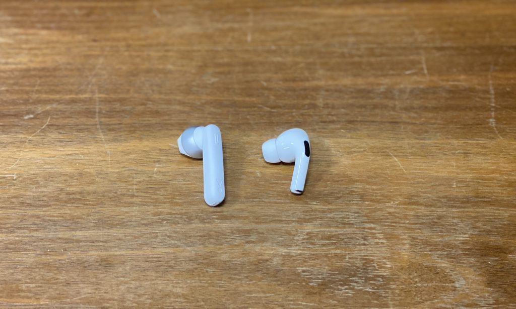 JBL Tune 220TWS versus AirPods Pro // Source : Maxime Claudel pour Numerama JBL Tune 220TWS versus AirPods Pro // Source : Maxime Claudel pour Numerama