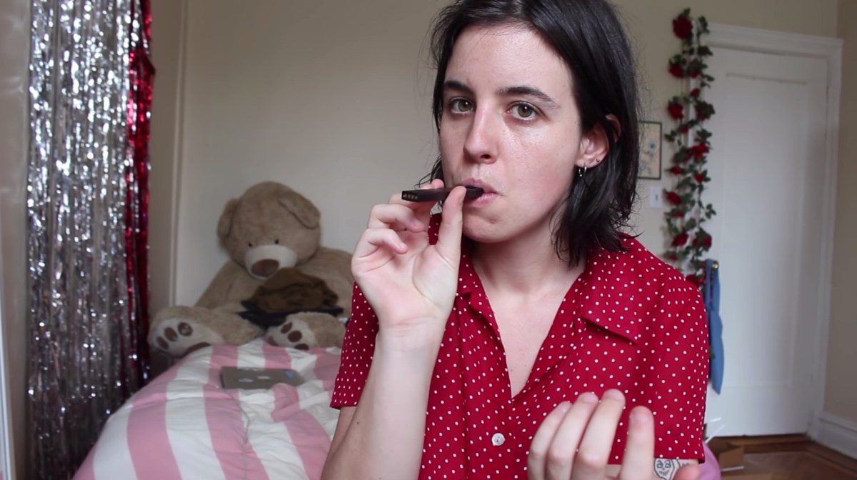 Une youtubeuse teste une JUUL // Source : YouTube/mollysoda