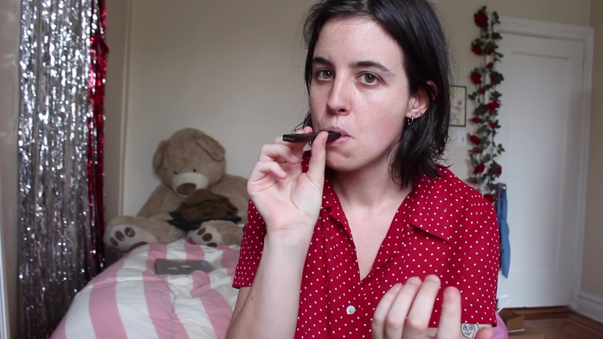 Une youtubeuse teste une JUUL // Source : YouTube/mollysoda