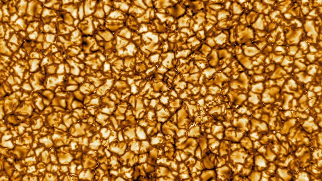 Le Soleil photographié par le télescope DKIST. // Source : NSO/AURA/NSF (photo recadrée)
