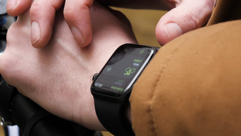 Une Apple Watch et l'application vélo // Source : Louise Audry pour Numerama