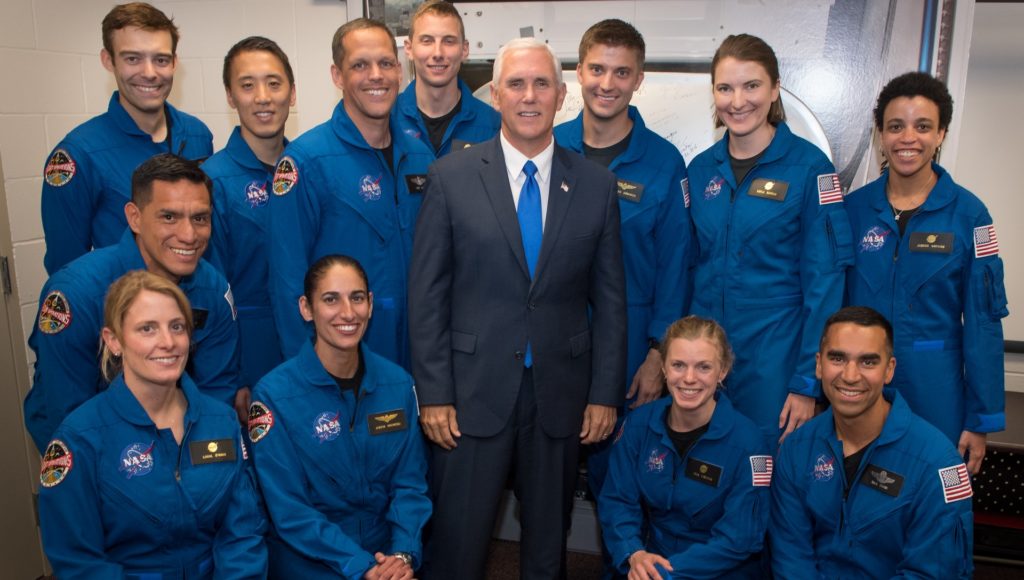 La promo 2017 des astronautes de la Nasa, avec le Vice-Président Mike Pence. // Source : Nasa