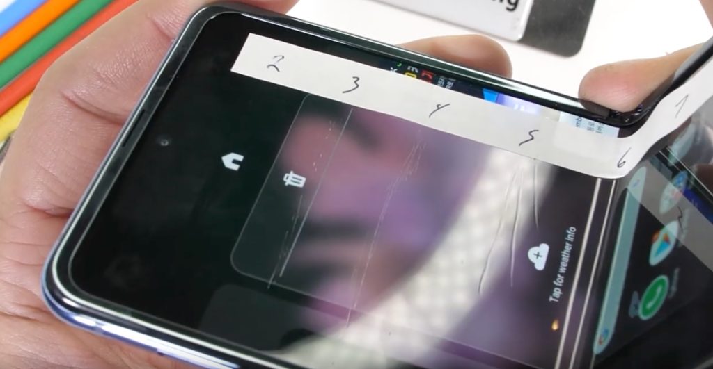 Le Samsung Galaxy Z Flip passe des tests de rayures // Source : YouTube JerryRigEverything