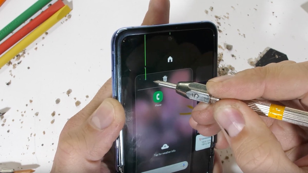 Le Samsung Galaxy Z Flip passe des tests de rayures // Source : YouTube JerryRigEverything