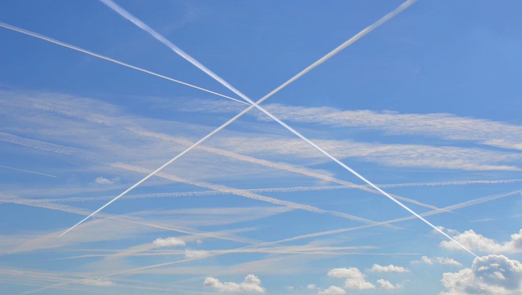 La plupart des avions laissent des « trainées de condensation » derrière eux dans le ciel. Ils peuvent durer quelques instants comme des heures, et contribuent au changement climatique. // Source : Pixabay
