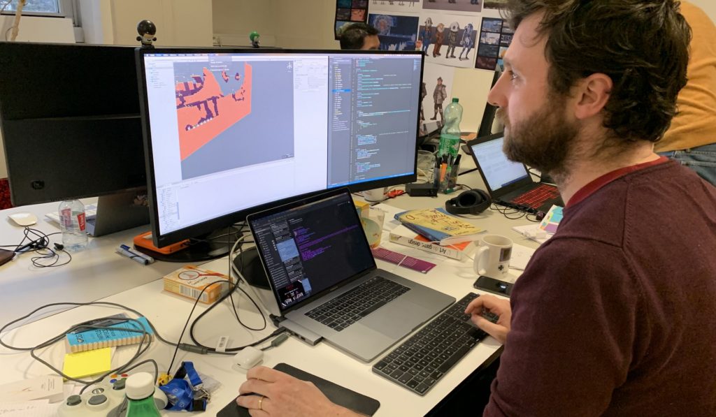Ici, Pierre-Alban en train de développer le game design du jeu dédié à la physique des particules. // Source : Numerama / Marcus D.B.