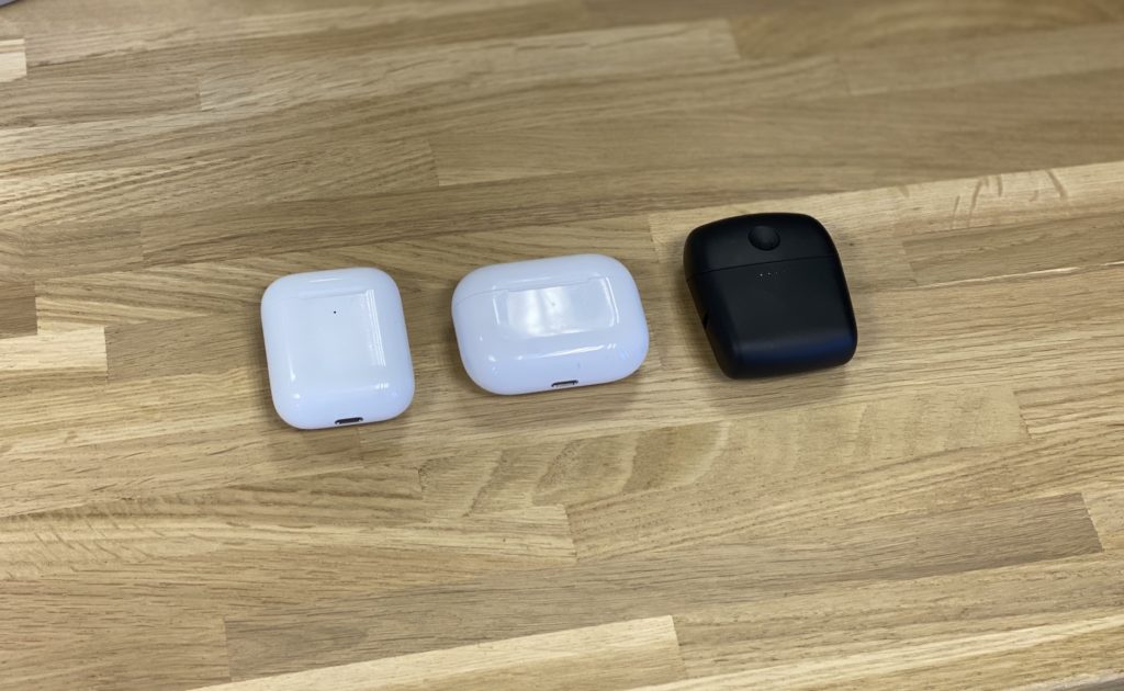 Boîtiers AirPods, AirPods Pro et Cambridge Melomania 1 (de gauche à droite) // Source : Maxime Claudel pour Numerama