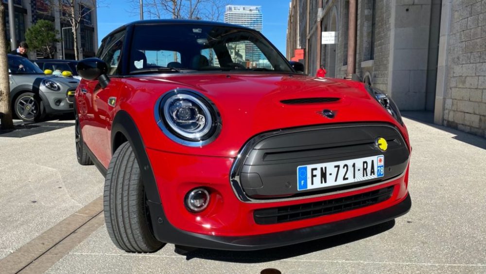 Avant de la Mini Cooper SE // Source : Maxime Claudel pour Numerama