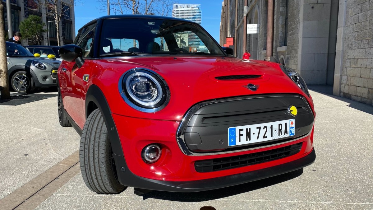 Avant de la Mini Cooper SE // Source : Maxime Claudel pour Numerama