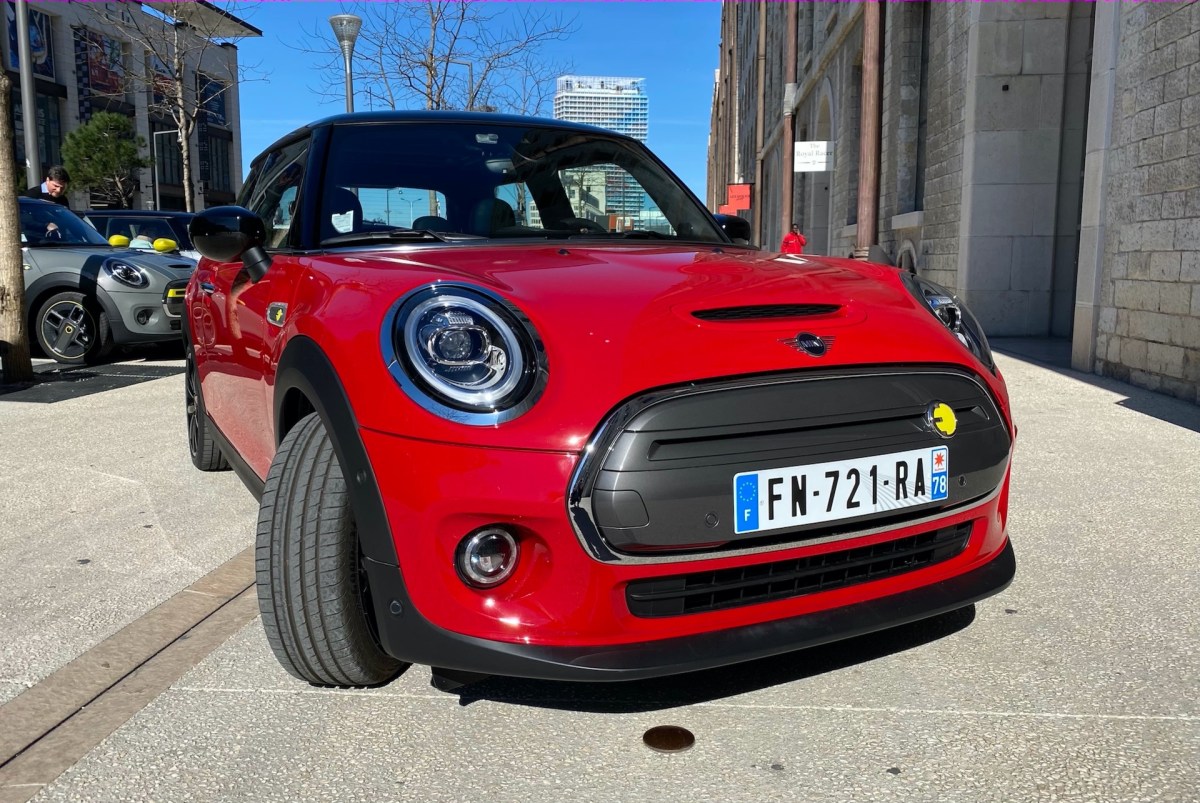 Avant de la Mini Cooper SE // Source : Maxime Claudel pour Numerama