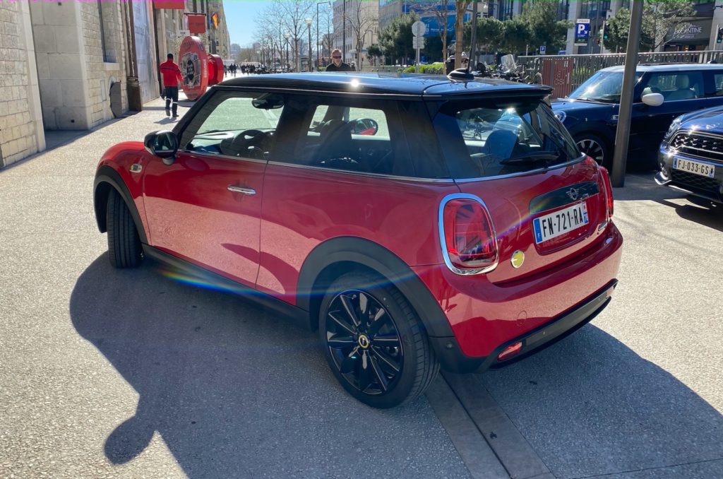 Arrière de la Mini Cooper SE // Source : Maxime Claudel pour Numerama Arrière de la Mini Cooper SE // Source : Maxime Claudel pour Numerama