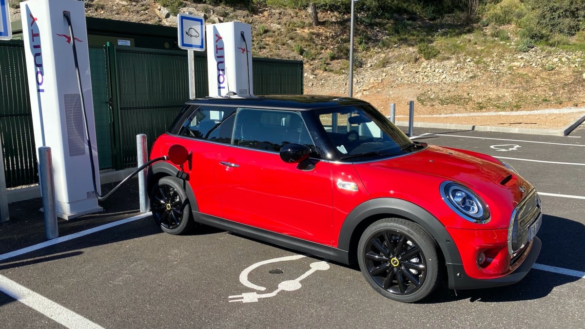 Mini Cooper SE sur une borne Ionity // Source : Maxime Claudel pour Numerama