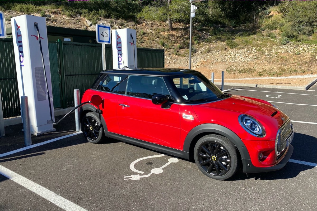 Mini Cooper SE sur une borne Ionity // Source : Maxime Claudel pour Numerama