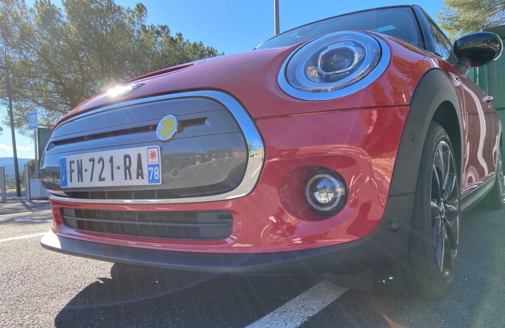 Le museau de la Mini Cooper SE // Source : Maxime Claudel pour Numerama Le museau de la Mini Cooper SE // Source : Maxime Claudel pour Numerama