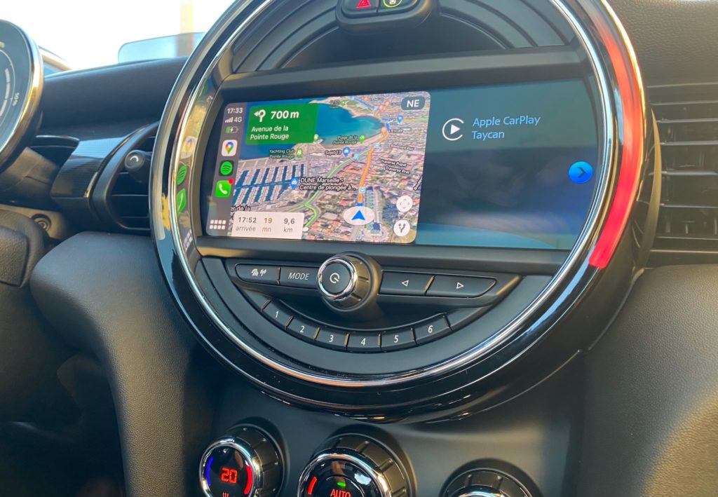 CarPlay dans la Mini Cooper SE // Source : Maxime Claudel pour Numerama CarPlay dans la Mini Cooper SE // Source : Maxime Claudel pour Numerama