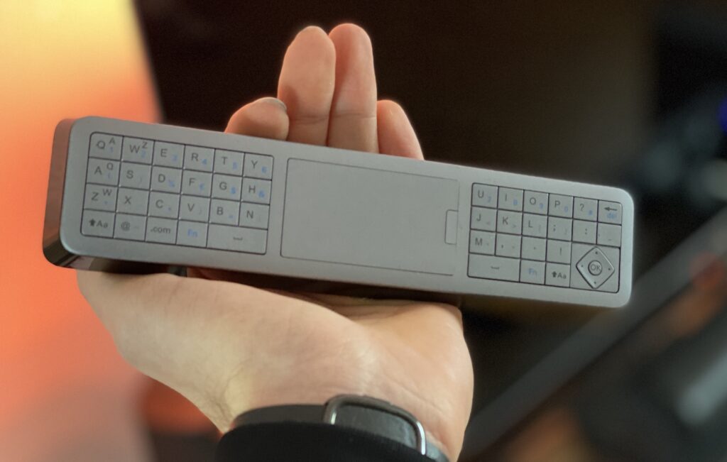 La télécommande du Philips OLED 804 // Source : Maxime Claudel pour Numerama La télécommande du Philips OLED 804 // Source : Maxime Claudel pour Numerama