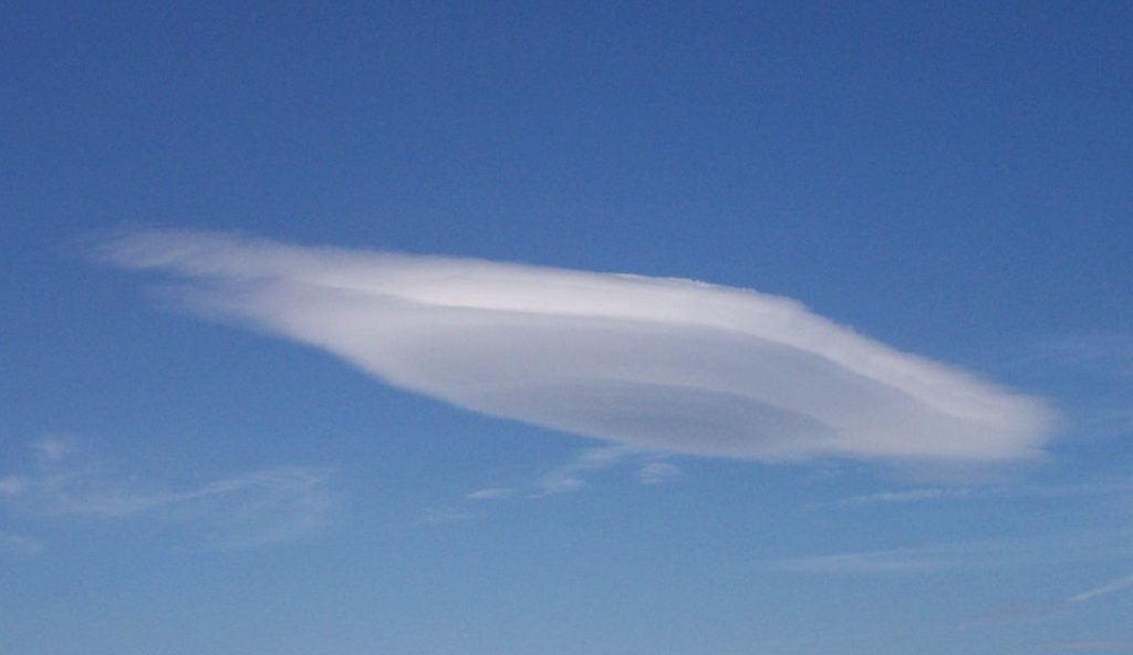 Les nuages lenticulaires peuvent prêter à confusion et être perçus comme des ovnis. // Source : GFDL / Wikimédia