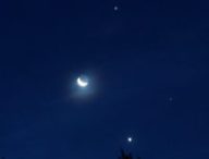 Une conjonction entre la Lune, Vénus et Jupiter. // Source : Flickr/CC/Stephen Rahn (photo recadrée)