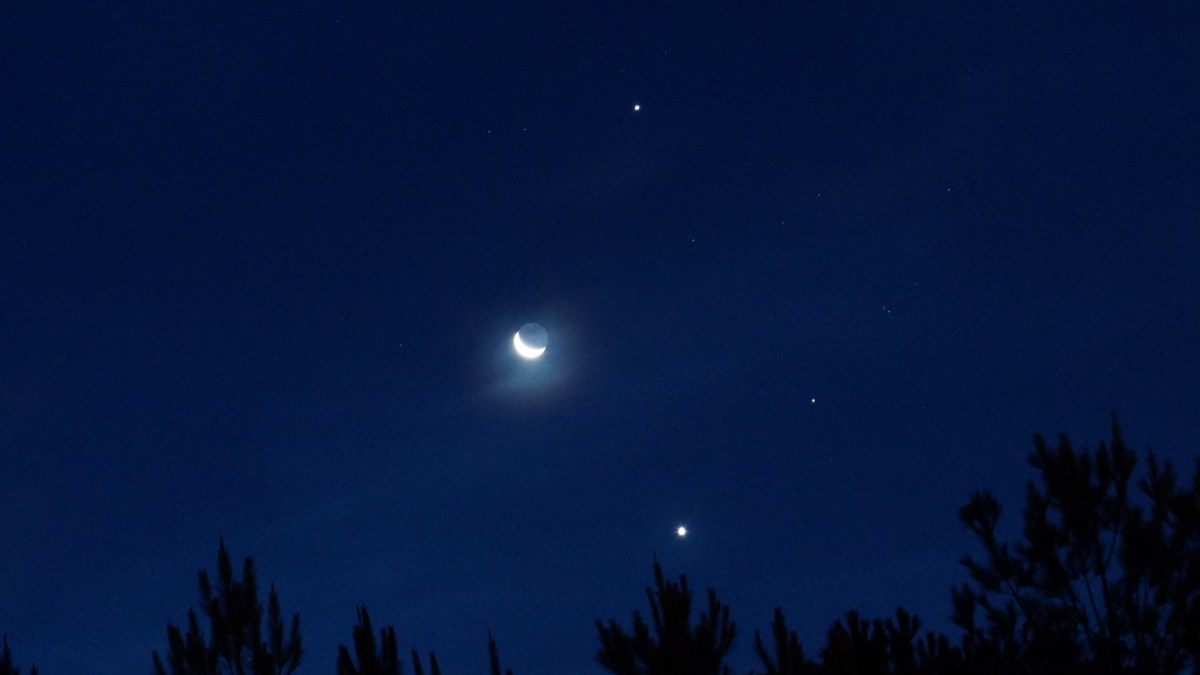 Une conjonction entre la Lune, Vénus et Jupiter. // Source : Flickr/CC/Stephen Rahn (photo recadrée)