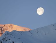 La Lune visible au dessus d'une montage enneigée. // Source : Pxfuel/CC0 (photo recadrée)