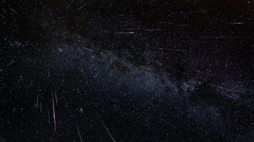 Un essaim de météores, les Perséïdes. // Source : Flickr/CC/Nasa's Marshall Space Flight Center (photo recadrée)