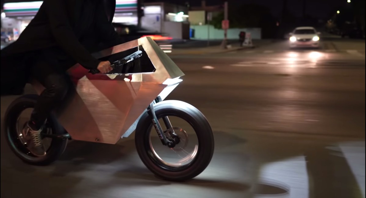 Le faux "cyberbike" // Source : YouTube/CaseyNeistat