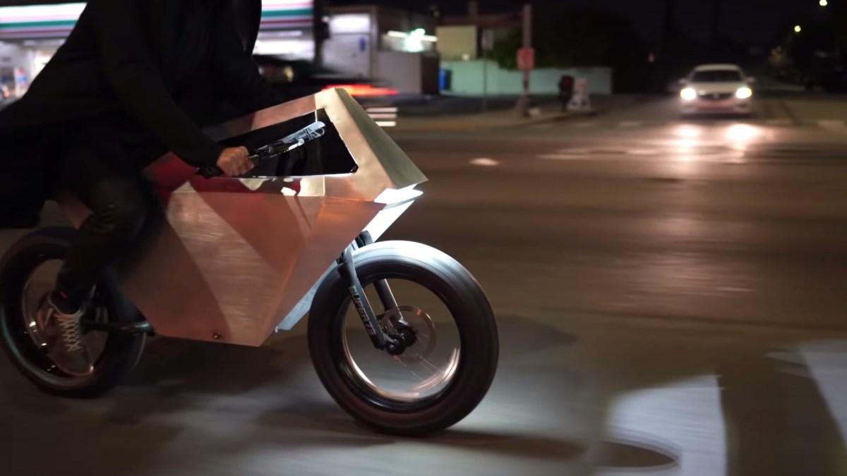 Le faux "cyberbike" // Source : YouTube/CaseyNeistat