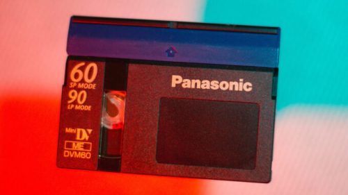 Une cassette miniDV Panasonic. // Source : Flickr/CC/Frédéric Bisson (photo recadrée)