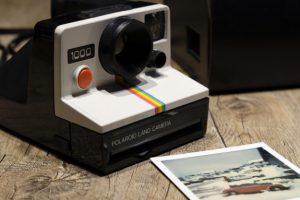 Un appareil photo Polaroid. // Source : Pixabay (photo recadrée)