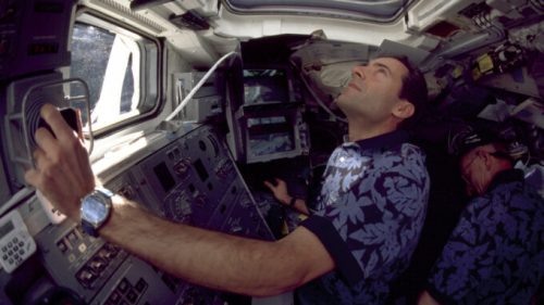 Jean-François Clervoy en mission pour réparer le télescope Hubble. // Source : Flickr/CC/NASA Johnson (photo recadrée)