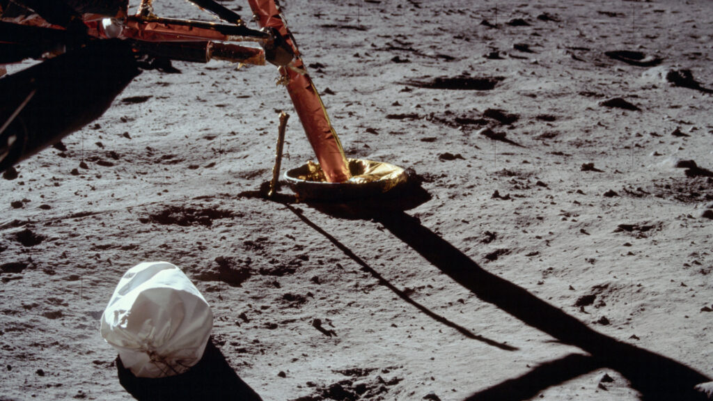 Les astronautes amènent leurs déchets sur la Lune. Ici, le sac poubelle jeté en dehors du module lors de la mission Apollo 11. // Source : Flickr/CC/Project Apollo Archive (photo recadrée)