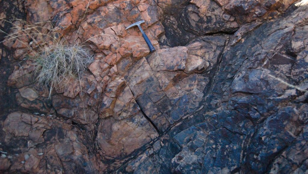 Voici la roche qui a été étudiée par les chercheurs pour leur étude. Ce basalt est âgé de 3,2 milliards d'années. // Source : Benjamin Johnson