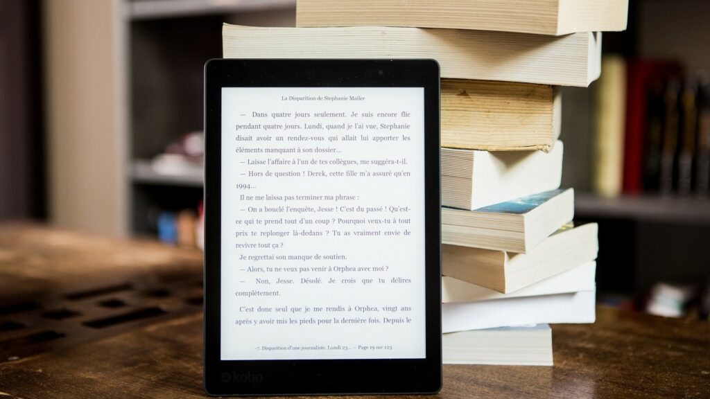 Pendant cette période de confinement, vous pouvez alterner les livres de votre pile à lire et de nouveaux livres numériques. // Source : Pixabay