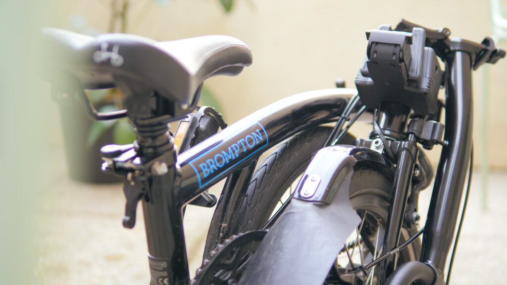 Le vélo électrique Brompton Electric // Source : Louise Audry pour Numerama