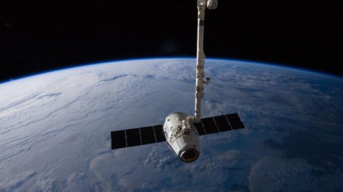 La capsule Dragon amarrée à l'ISS en 2012. // Source : Flickr/CC/Nasa Johnson (photo recadrée)