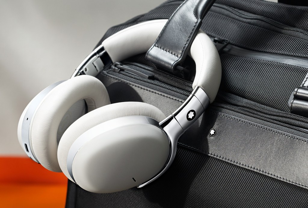Casque Montblanc blanc // Source : Montblanc Casque Montblanc blanc // Source : Montblanc