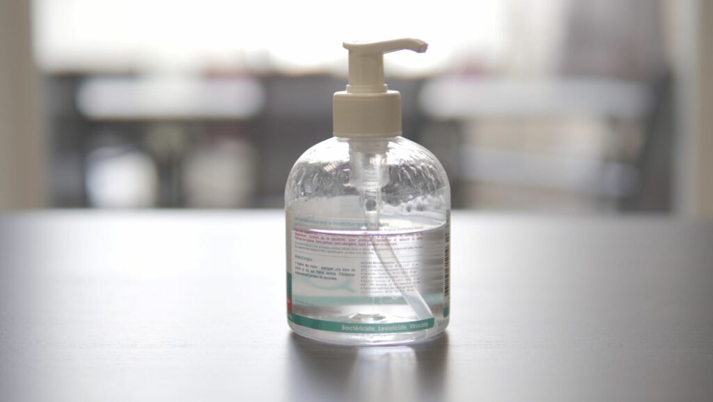 Du gel hydroalcoolique grand public // Source : Louise Audry pour Numerama Du gel hydroalcoolique grand public // Source : Louise Audry pour Numerama