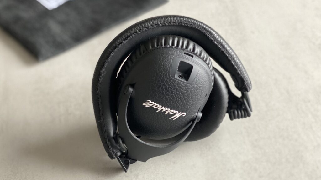 Le casque Marshall Monitor II A.N.C. replié // Source : Maxime Claudel pour Numerama Le casque Marshall Monitor II A.N.C. replié // Source : Maxime Claudel pour Numerama