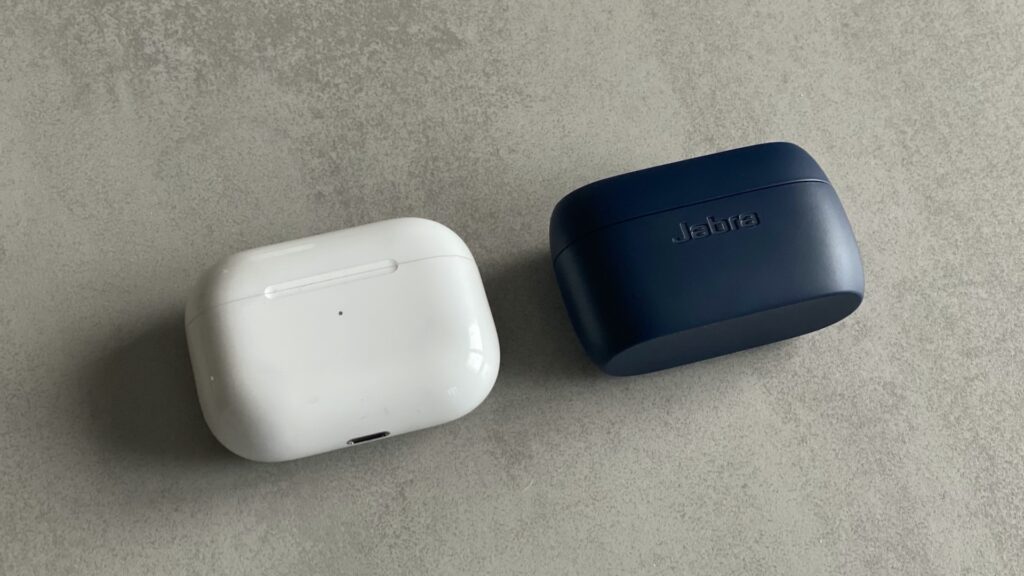 Boîtier des AirPods Pro (à gauche) versus boîtier des Jabra Elite Active 75t (à droite) // Source : Maxime Claudel pour Numerama