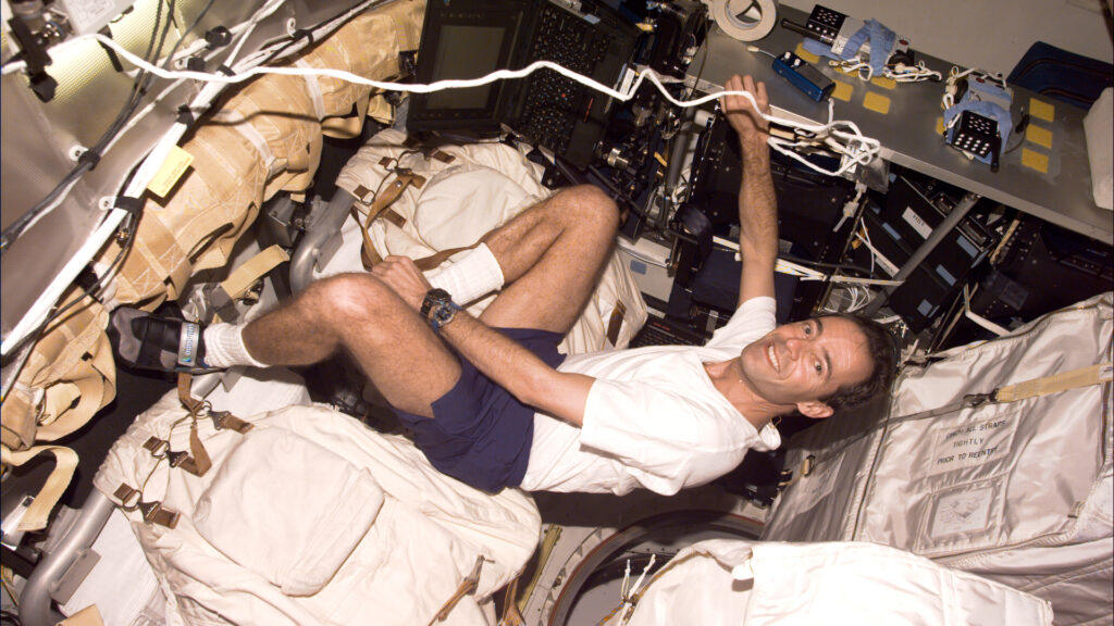 L'astronaute Jean-François Clervoy pendant la mission STS-103. // Source : Flickr/CC/Nasa Johnson (photo recadrée)