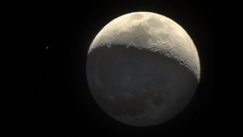Conjonction entre la Lune et Saturne. // Source : Flickr/CC/Rob (photo recadrée)